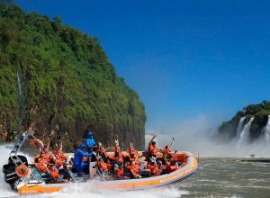 um-dos-passeios-mais-procurados-por-turistas-em-foz-do-iguacu-e-o-macuco-safari.-uma-verdadeira-expe.jpeg